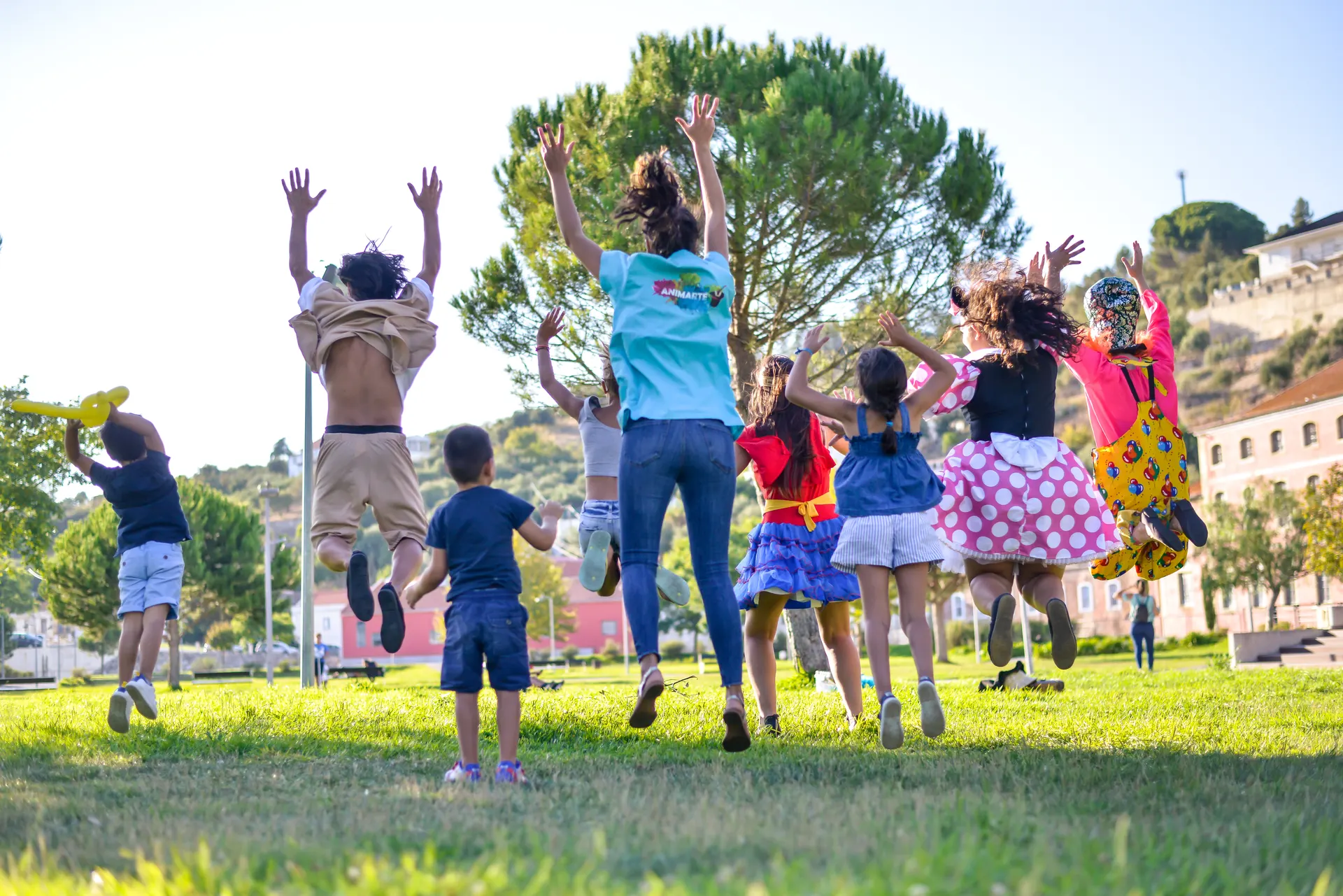 Evento de grupo com jogos no jardim